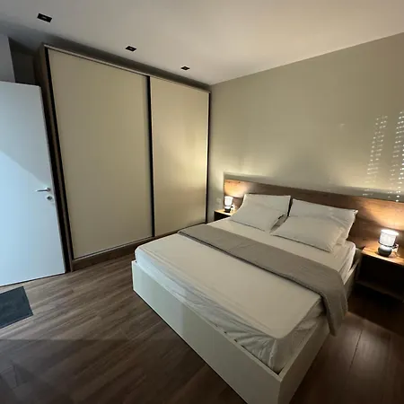 Luxury Center Apartment24 地拉那