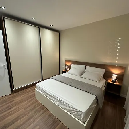 Luxury Center Apartment24 * 地拉那